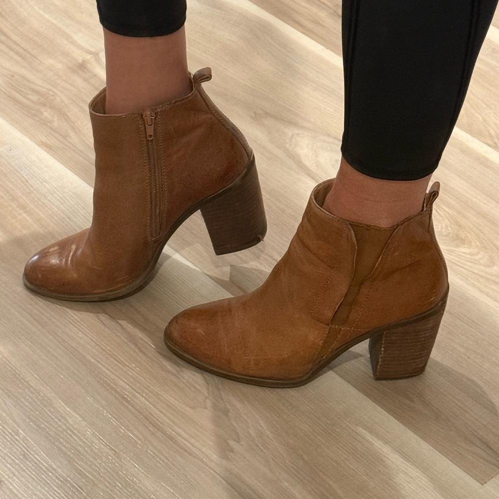 Lucky Brand / Woman’s / Leather Bootie / Color: Tan / Size 8.5